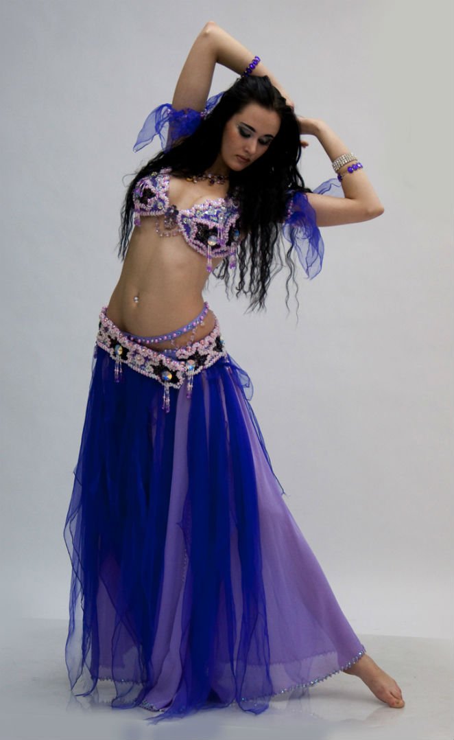 Танцовщица беллиданс сэди. Девушка в восточном костюме. Танцовщица беллиданс. Красный костюм для восточных танцев. Восточные танцовщицы лоретта.