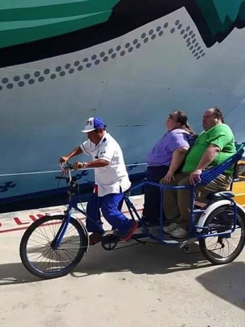 iauraB's tweet photo. Le va a salir una hernia !! JAJJAA pobre hombre ! https://t.co/YjuNk8VgDV