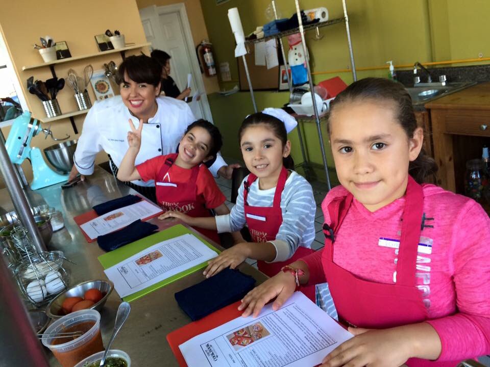 analauhr's tweet photo. Mis niños de la clase de hoy en #thecookbook #tijuana #cocinaparaniños 😬 https://t.co/W4DfMTKjl3