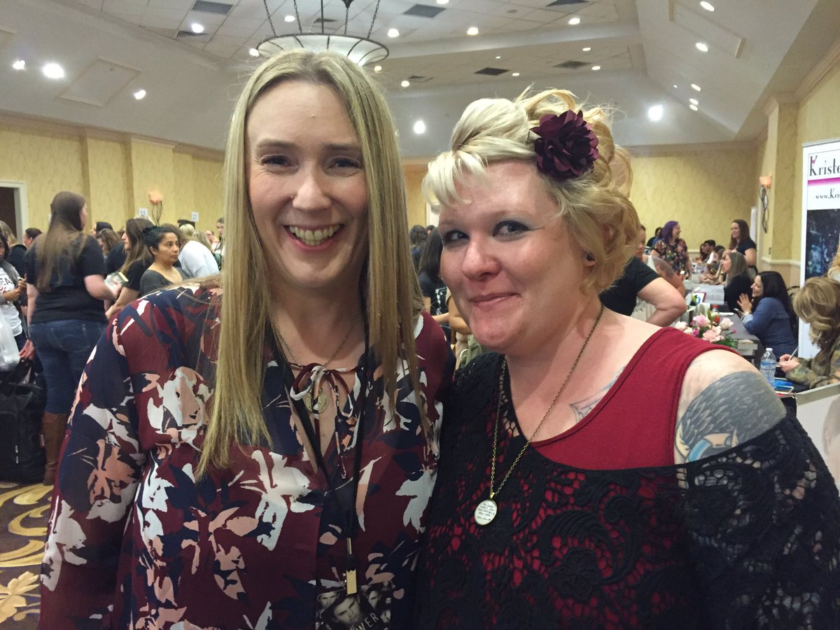 Venusnep's tweet photo. Enjoyed meeting @JayCrownover at #ApollyCon2016 #BookWorm #Savannah https://t.co/hcZWsj0a3Q