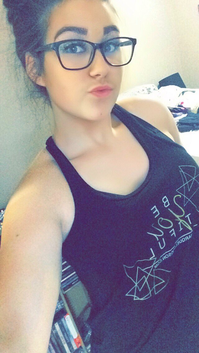 HaileyfiABtness's tweet photo. Gym selfie #gym #livelovetrain #BeastMode #workout https://t.co/1yQ9n7W1SX