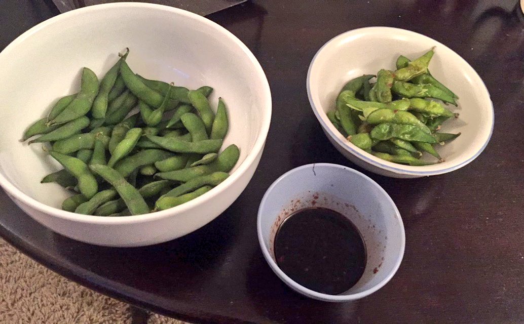 chasingPB's tweet image. Pre-supper snackageeeee! #edamame #soy #snacktime #alreadyhungry #marathontrainingmarathoneating