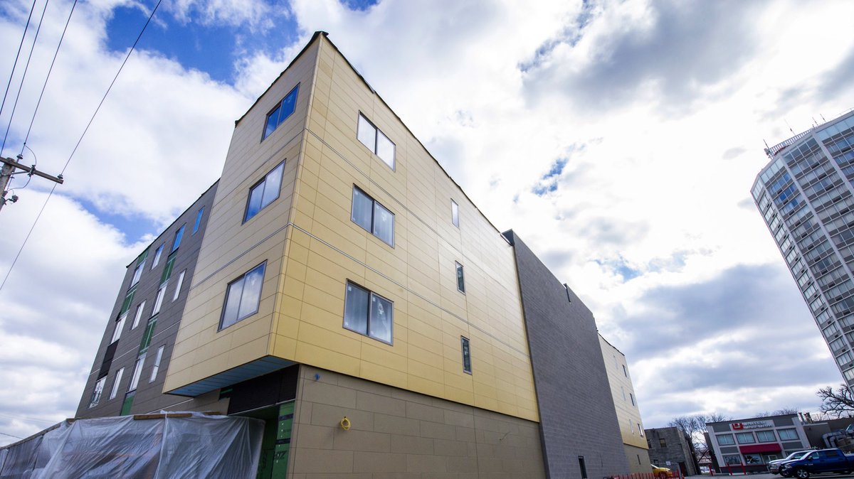 fayetteplace's tweet image. Siding looking immaculate today! #fayetteplace #syracuse #luxurysuites #comingapril2016 #newhousing #apartments