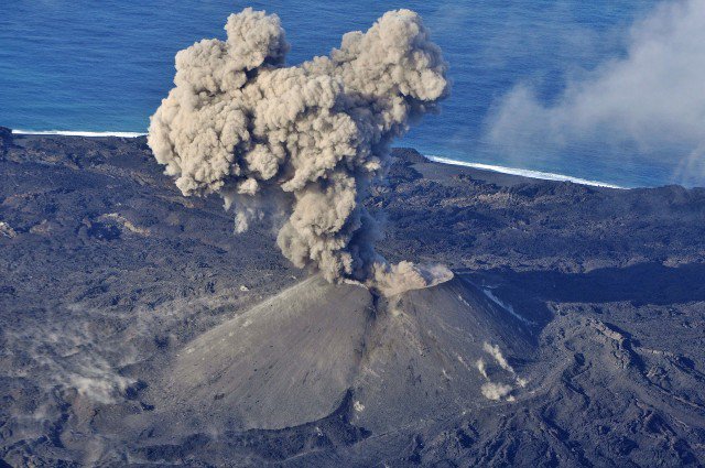 OxTweeters's tweet photo. RT OmnifeedScience: Volcanic Eruption Creates New Island Off Japanese Coast #oxtweet https://t.co/6VZGNVW0Z6  https://t.co/5PlZvftyei