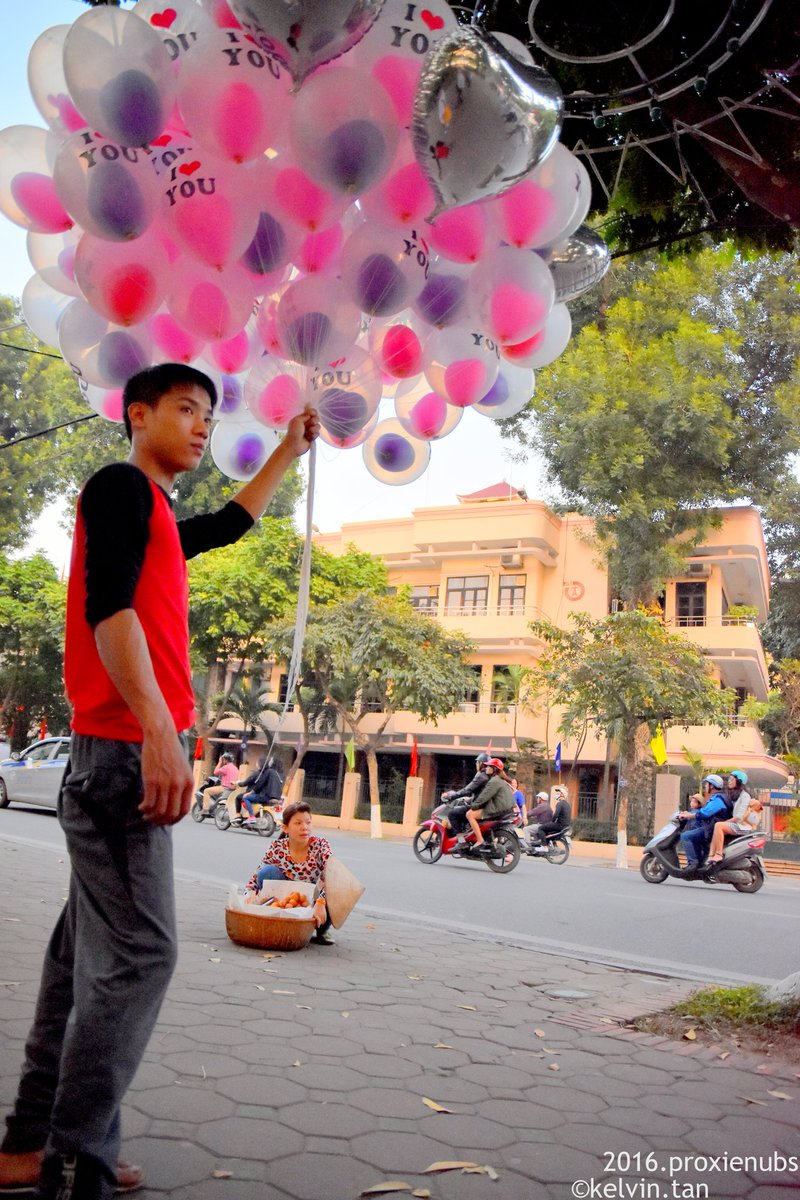 proxienubs's tweet photo. Peddling love - 2016 #proxienubs #nikon #streetphotography #vietnam #hanoi #peopleofhanoi #streetsofhanoi #balloons https://t.co/oUcrOsObIi