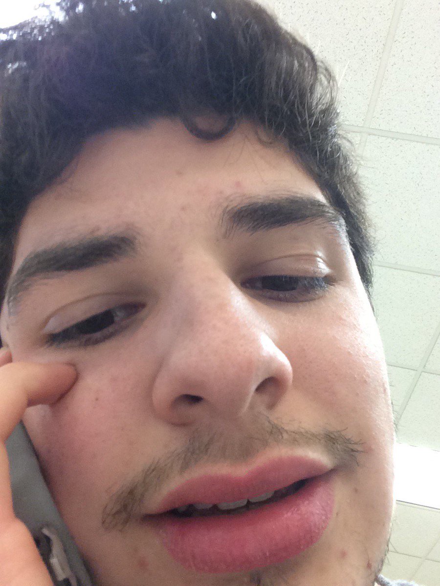 _TiFFJiANG's tweet photo. @omg_seabass you need to shave https://t.co/tPcoaHfpzz