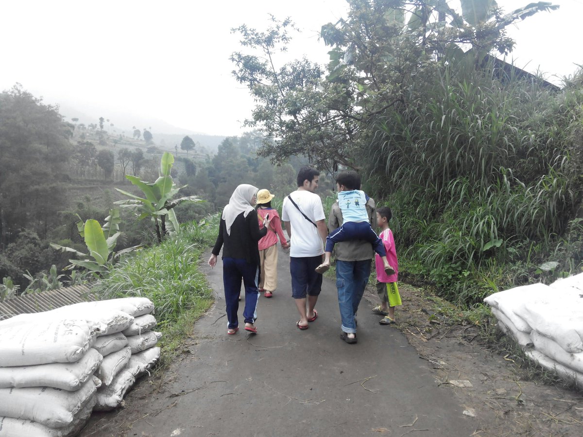 greatofbandung's tweet photo. Japanese volunteer's explore beautiful nature of Kampung Batuloceng. #SpringWorkCamp #Batuloceng #Cikapundung https://t.co/F9OBybDfWX