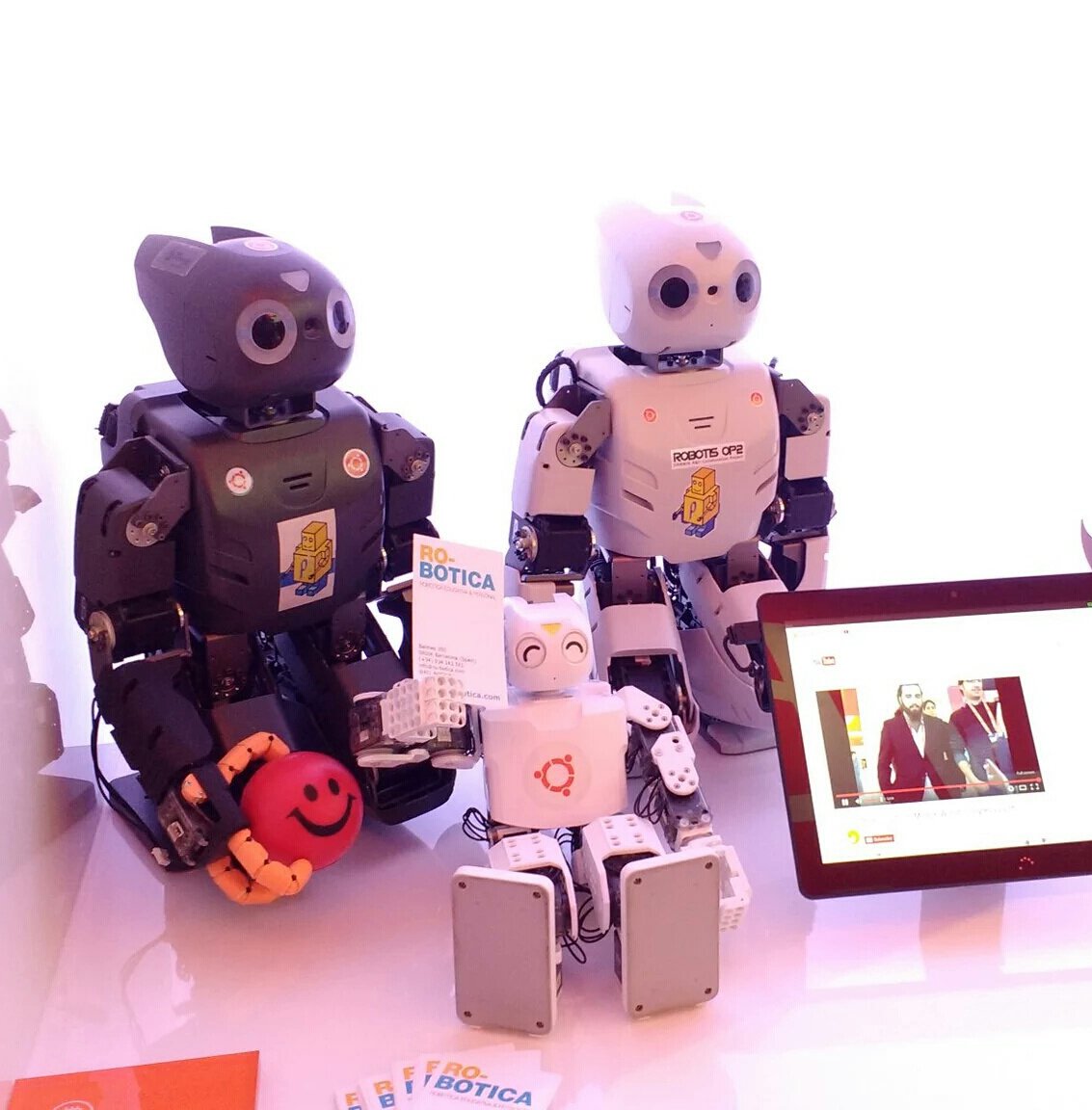 ROBOToni's tweet photo. #ROBOTis #dynamixel XL muscles & bones for hand holding smile-balls on #CloudRoboting https://t.co/hI4JoiveVi