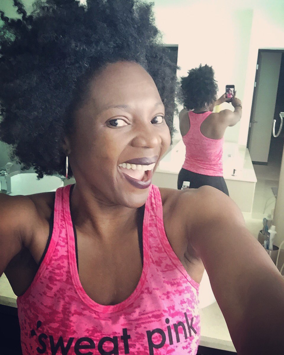 FitROXX365's tweet photo. Back muscles and grey hairs popping. #Thisis40 #myblackisbeautiful #supportthepuff #prettylipsperiod #fitroxx365 https://t.co/KAOJhywCz3