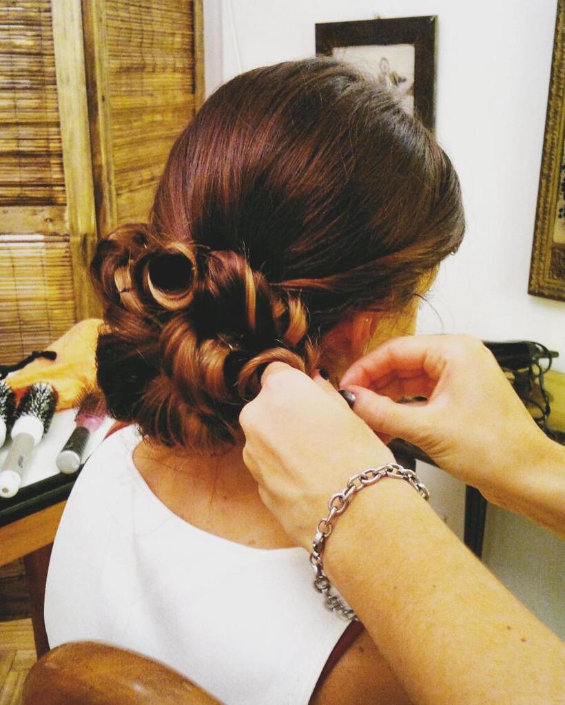 NSmaquillaje's tweet photo. Peinandooo 💆👸🚨🔜🆕
#hairstylist #hair #recogidos https://t.co/5sGoZccGR5