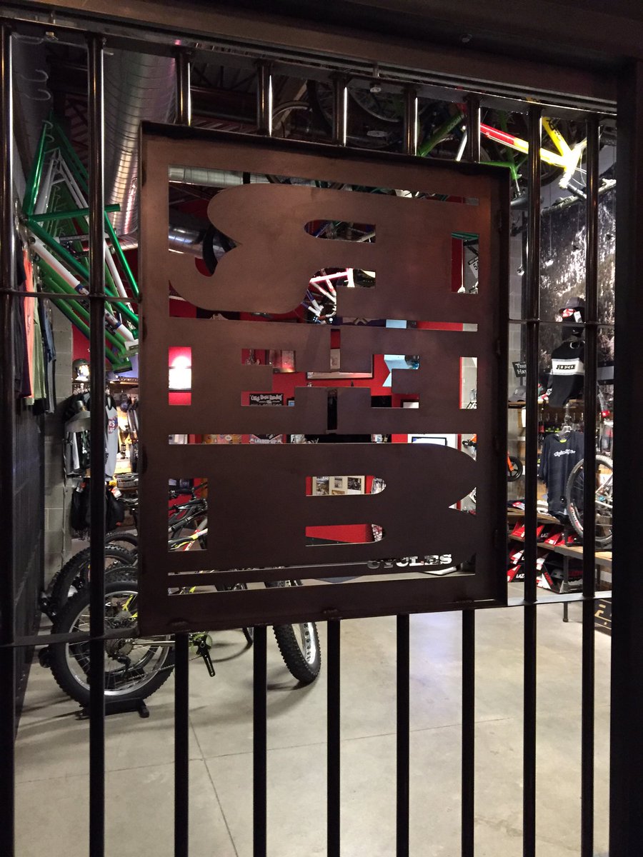 thecyclistsmenu's tweet photo. Inside the @REEBcycles HQ in Longmont. Great beer and great bikes. #deviantdales @HotboxRoasters π»βοΈπ @bmxmurfitt βοΈ https://t.co/82r8zGM61D