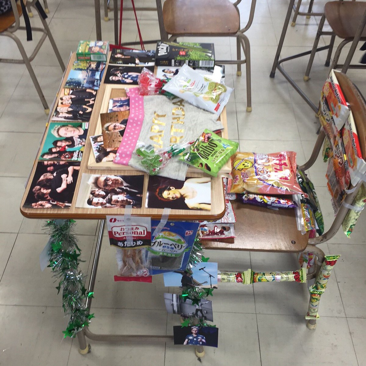 ku_shiho's tweet photo. 友達が…サプライズ…
3/1誕生日だからって…😭😭😭

机が1D！！！
boysで埋め尽くされてた💖💖

ありがとうみんな！！ https://t.co/1j0nkRrIiq