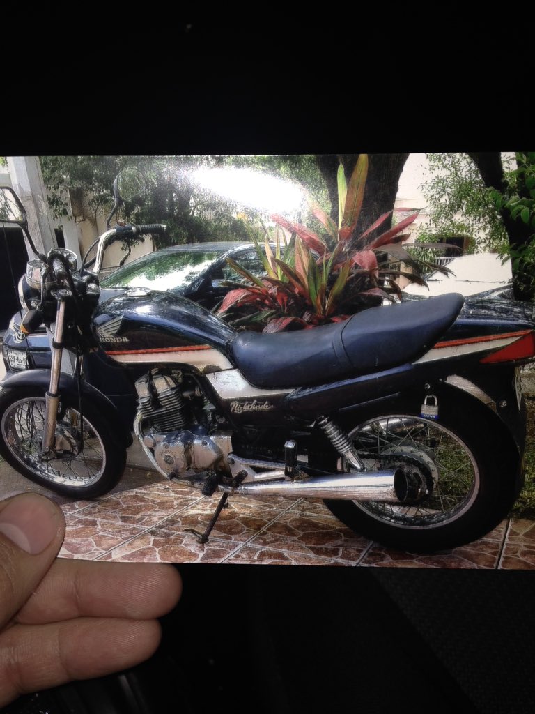 Cicmty's tweet photo. *ROBO* de moto Honda 250 año 2000, en estacionamiento de Soriana Contry, hoy 3 pm MTY #mtyfollow 19:58 https://t.co/JCAp6LZwBE