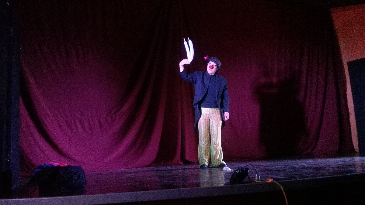 Andreanop's tweet photo. @jhonwgarcia @etiud @FRamirezG @MxeMran #TalentoEcuatoriano #SonreirEsLindo #ComediaVisual #Arte #Milagro #Clown https://t.co/FodSz5qWMP