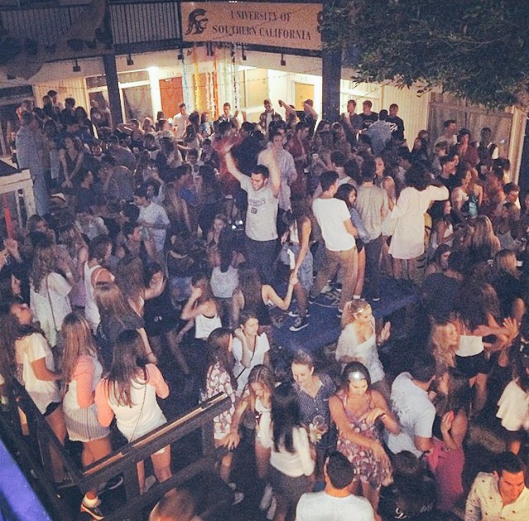 USCFrats's tweet photo. AEPI going UP... on a Monday ✌🏻️🍻 #USCFratLife https://t.co/EkQklULEf7