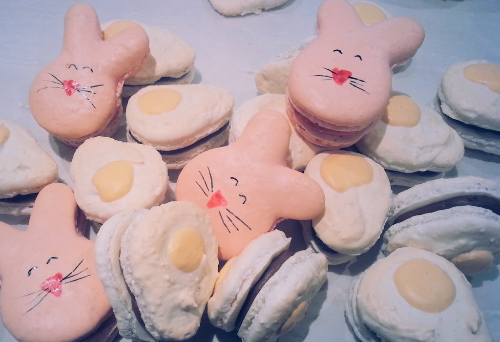 EdibleOptions's tweet photo. At @lisacafecater Tomorrow. ... #Strawberry Bunnies &amp; #Chocolate Egg #FrenchMacarons w #GlutenFreeVegan  #PBBalls ! https://t.co/wKWeCZo8v4