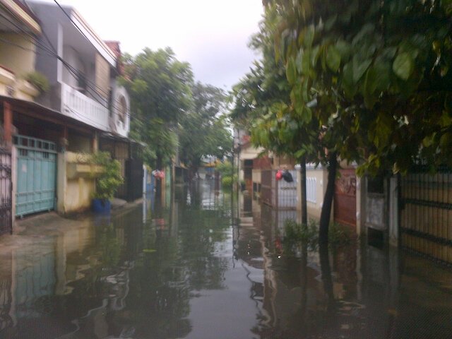 ebayan19's tweet image. Tergenang air dr tgl 26 feb.kelamaan kulit kaki bisa keriput neh. :D