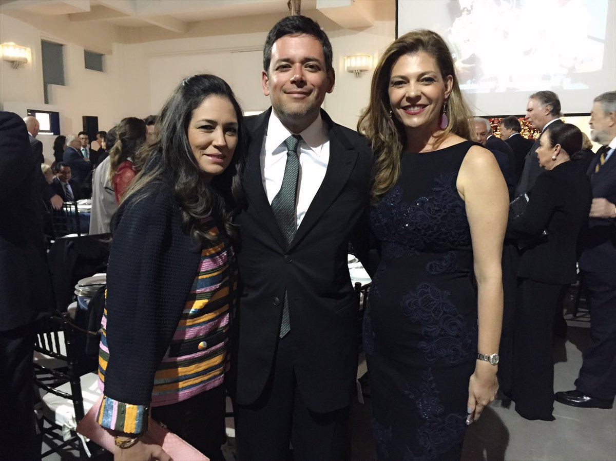 latinfashionews's tweet photo. En la cena de los 10 años del @map_mexico #IvethLagos #JoseAdolfoMurat #FerSuarez #MAP10 foto #LFNews https://t.co/WzqEyM7jW8
