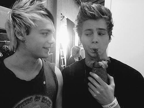 blueberrymuke's tweet photo. how did they ever live without each other? -ali https://t.co/HaW8BBmu9p