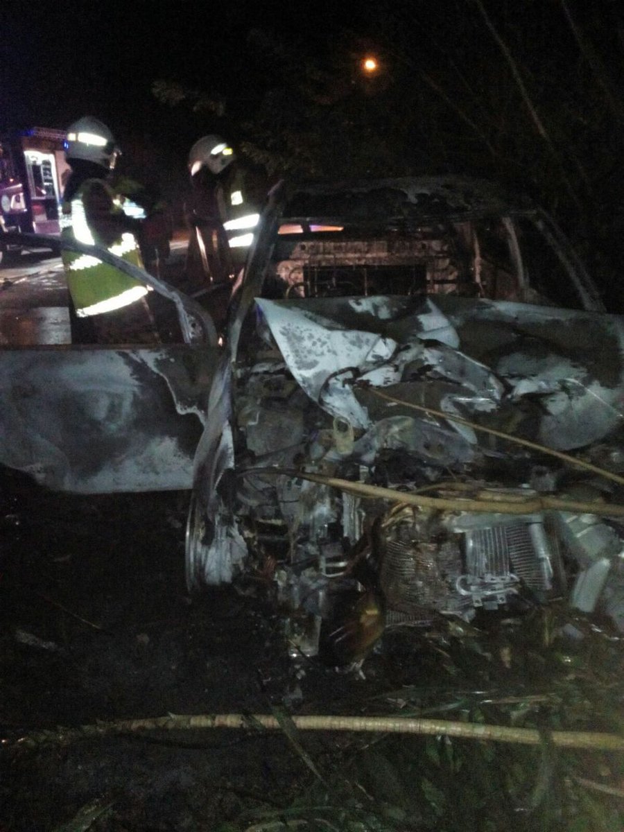 TVTangkak's tweet photo. 29/2/2016 : KEBAKARAN KERETA MOTOSIKAL AKIBAT KEMALANGAN DI JALAN MUAR KE TANGKAK 9.42 pg. 1 maut https://t.co/p0P4KybkId #bombaJBPM
