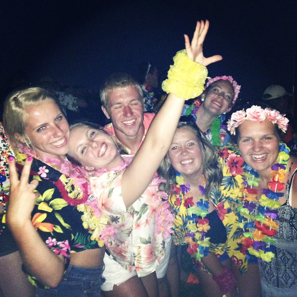 TazieMazie's tweet photo. In honor of getting Jimmy Buffett tickets today 🌺 June 25th can't come soon enough #100hapoydays #day60 https://t.co/ubBExJt8qF