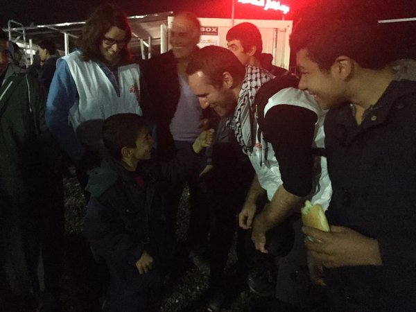 MSF_Espana's tweet photo. Los #refugiados han visto en su camino tantos medios que los niños juegan a ser periodistas vía @MSF_Sea #Idomeni https://t.co/NBvGWBla7A