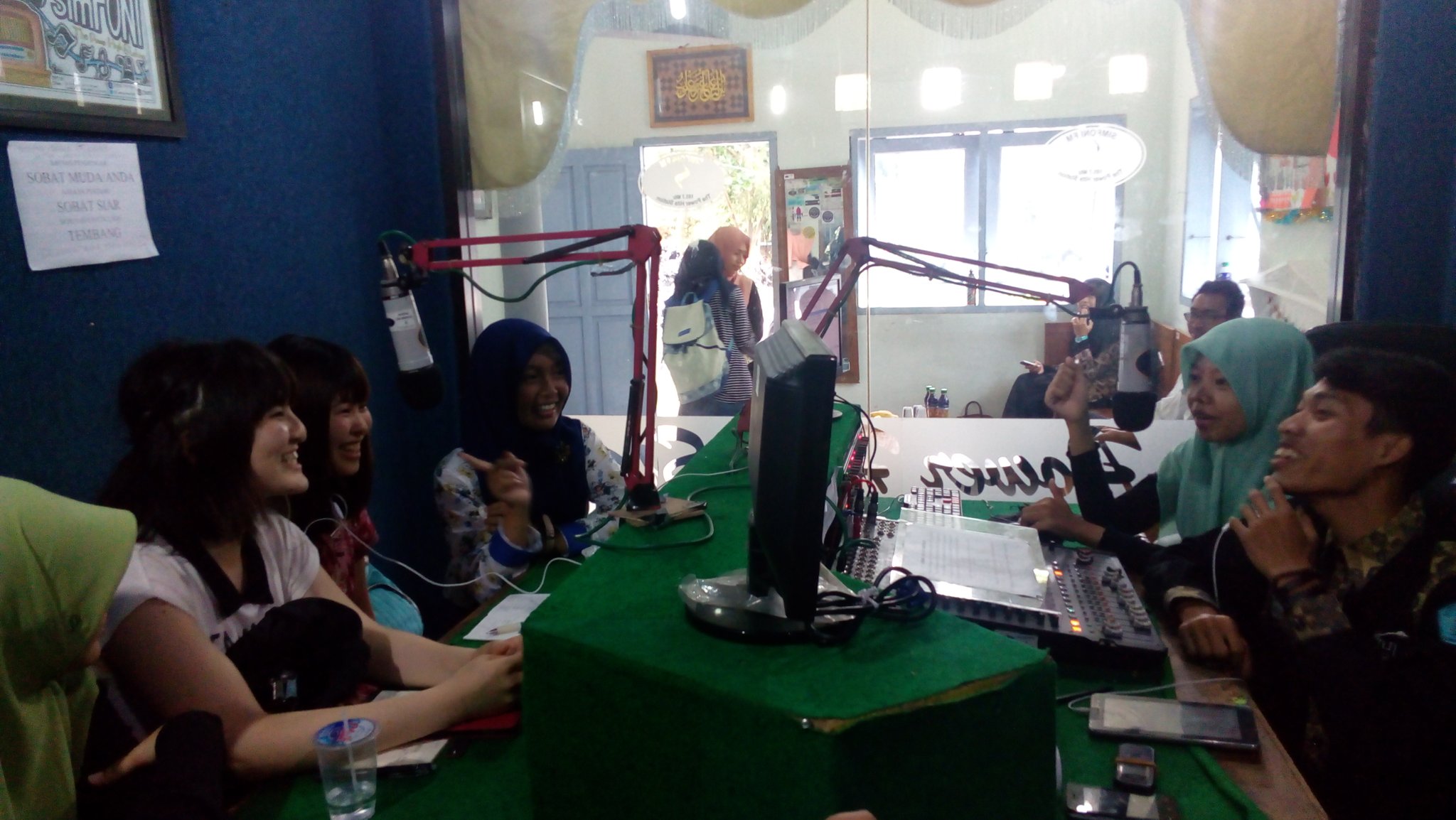 Mahasiswi Jepang Berkunjung Ke Radio Simfoni FM
