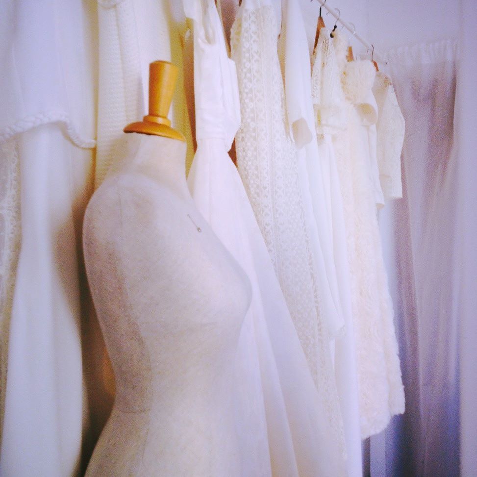 YacksCreation's tweet photo. A l'atelier...c'est blanc...
#lesyacks #créations #robemariée #préparationcollection #dentelle #atelier https://t.co/Q7YPIvx8xW