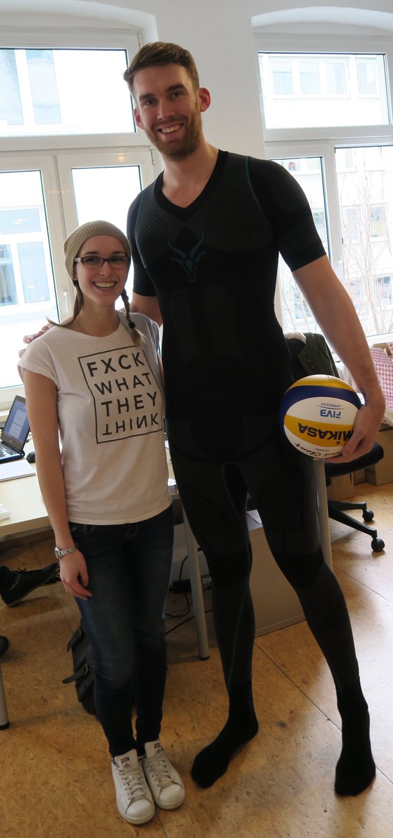 Antelope_EMS's tweet photo. 2,06m vs. 1,65m - @AlexWalkenhorst und unsere Textilingenieurin Adriana. #EMStogo #ANTELOPEseries #Beachvolleyball https://t.co/NzRgTYHpfu