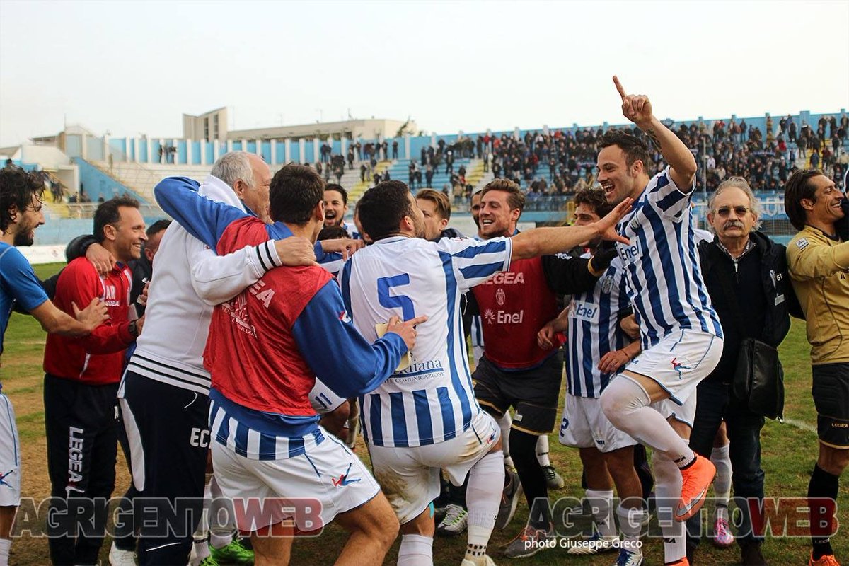 iloveakragas's tweet photo. RT #Akragas #legapro #Agrigento #stadioesseneto
Giocatori festanti dopo un vittoria https://t.co/G8WVJvoiFB