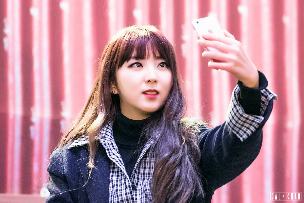 [ 160227 대전 팬사인회 미리보기 ]
울 여신님( <a href="/4M_kkwonsso/">권소현</a> )♡
눈 초롱초롱 빛나는거봐요ㅠㅠ와..진짜..눈빛에 빠질거같아요ㅠㅠ..♡매번 미모 리즈갱신중이신ㅠㅠ!!♡(털석)😍♡
#권소현 ♡