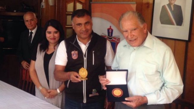 Cooperativa's tweet photo. Abuelo que inspiró "Historia de un oso" fue homenajeado https://t.co/xfSgoWzPaW https://t.co/eAOPEf8sBz