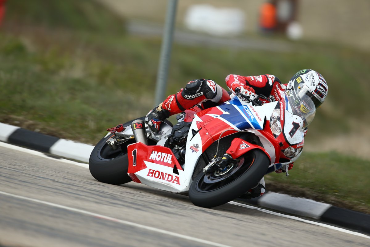 Dunlop_ES's tweet photo. No ha sido fácil elegir, pero tu voto decide: ¡John McGuiness @jm130tt es el #Greatfightbacks! https://t.co/dG4zmRPt7W