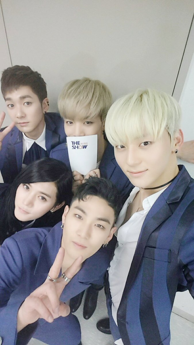 theshow_offcl's tweet photo. 다섯명의 기사님들! 오늘도 만찢남 비주얼로 팬들 눈 보호해줄 안구 기사단 뉴이스트!😍 @NUESTNEWS #더쇼 #THESHOW #THESHOW韩秀榜 https://t.co/tEIOaWjxR3