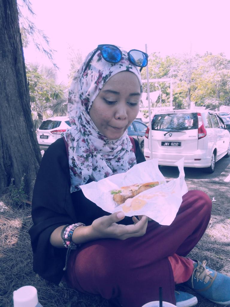 nunathecat's tweet photo. kpp2 ade jual2 guys meh sini meh sini macam food gasm lendu ๐ pastu picnic kat tepi2 ni haha #IMaDLIVE2016 https://t.co/fnN29tly5U