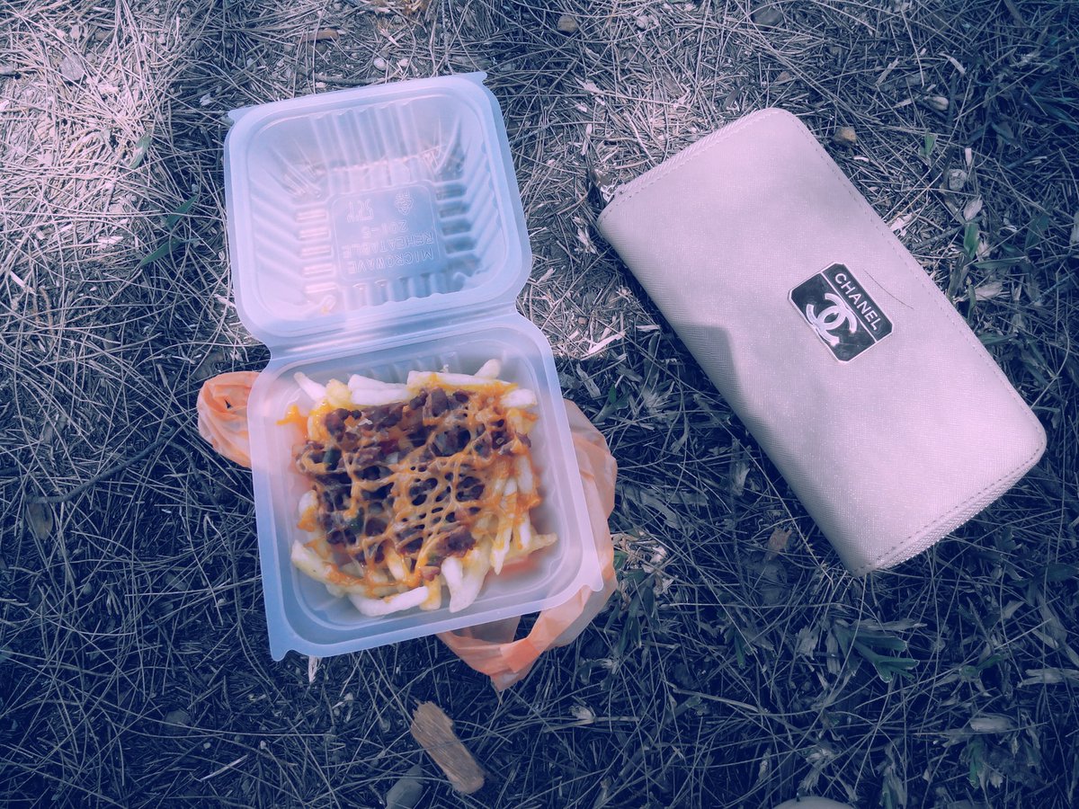nunathecat's tweet photo. kpp2 ade jual2 guys meh sini meh sini macam food gasm lendu ๐ pastu picnic kat tepi2 ni haha #IMaDLIVE2016 https://t.co/fnN29tly5U