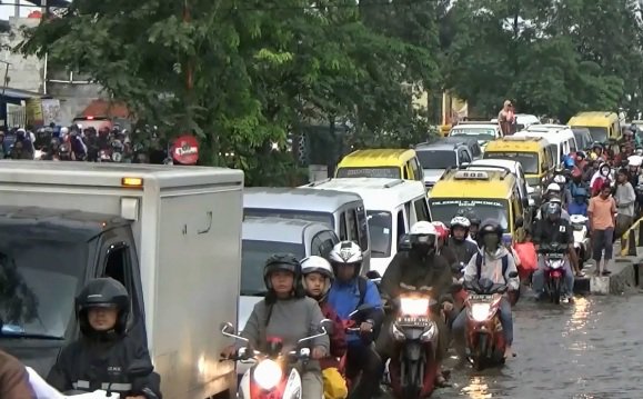 OfficialNETNews's tweet photo. Pascabanjir diruas jln di Ciledug, ruas jalan penghubung Tangerang &amp; Jaksel. macet total #NET16 @netmediatama ^AIA https://t.co/h2rIiMNG7k