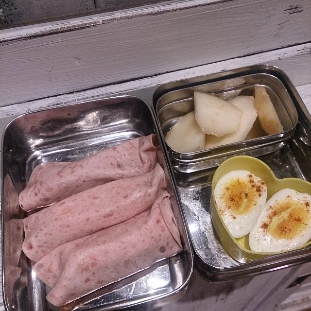 DeGroeneVrouw's tweet photo. #Schoollunch #kortedag: Gekookt eitje | Peer | bio boterhamworst-rolletjes met mozzarella &amp; komkommer https://t.co/pePmuKjMYJ