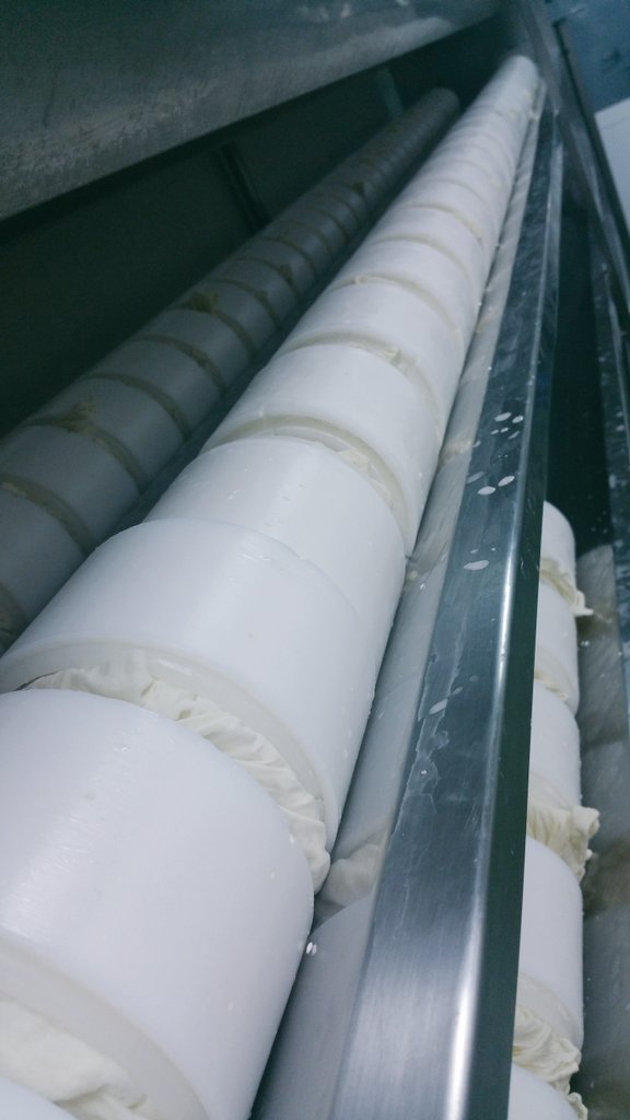 Elaboración de #quesos  curados de leche cruda de #cabra .
Quesos de hoy, pero con #sabor  de siempre.