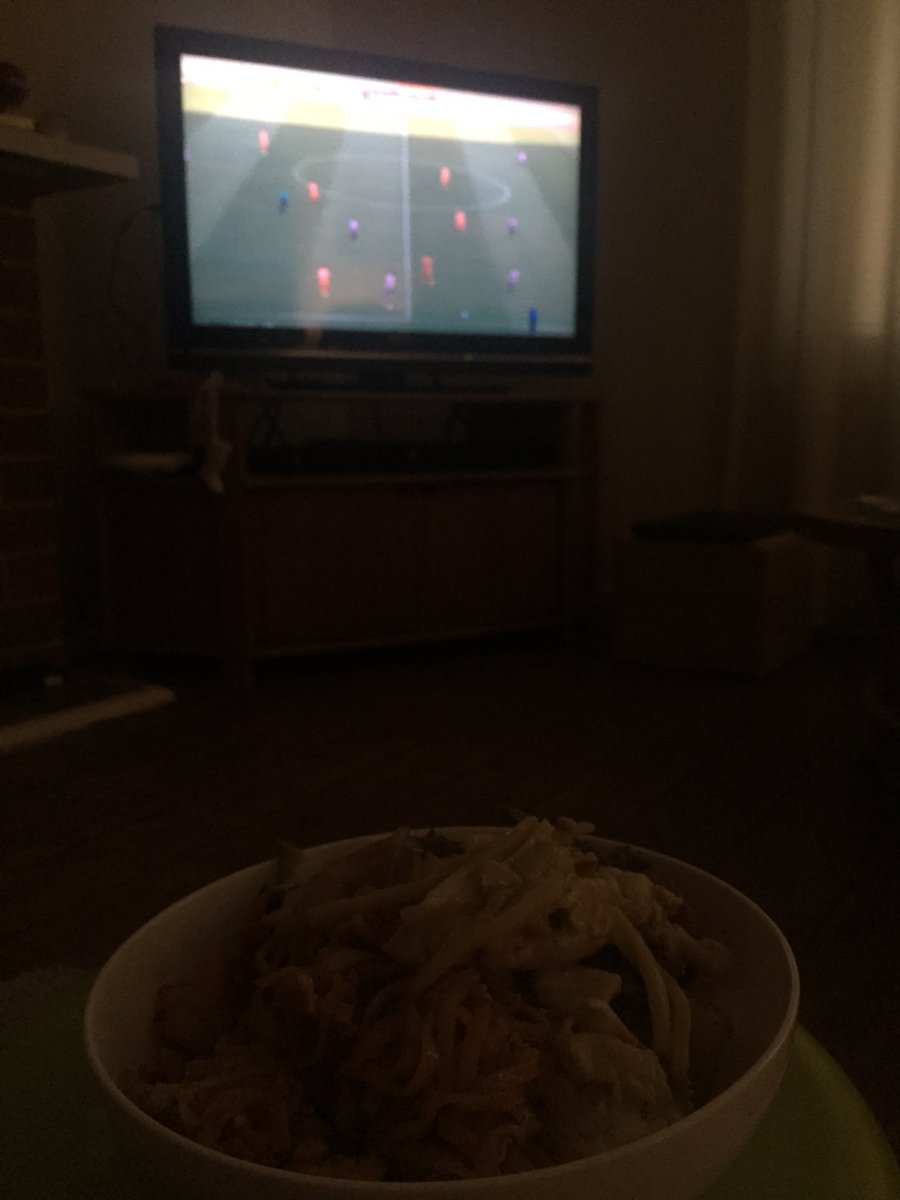 danieljcarrr's tweet photo. Eating takeaway Thai whilst watching Buriram play 🇹🇭🇹🇭👌 #highlyappropriate #ACL2016 https://t.co/xLwJNmHrOc