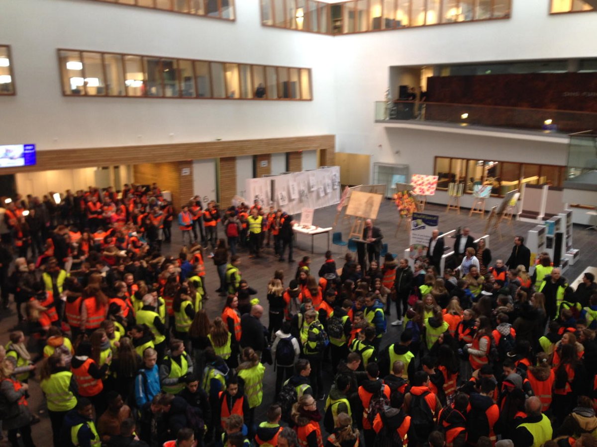 Op stap naar werken, scholieren in #Waalwijk oriënteren zich op een baan. Gezellig druk in de hal van het stadhuis.