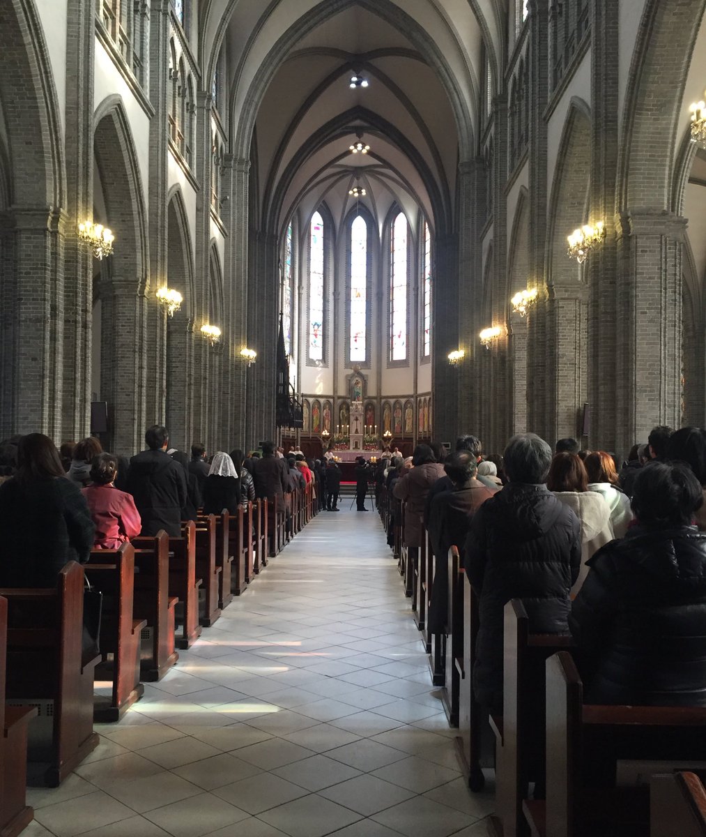 jinu20's tweet image. 1976년 3월1일 명동성당에서는 민주주의와 유신독재 타파를 위한 기도가 있었습니다.
오늘도 명동성당에서 기도하는 사람들이 있습니다. 슬프게도 기도 내용은 40년 전과 거의 같습니다.