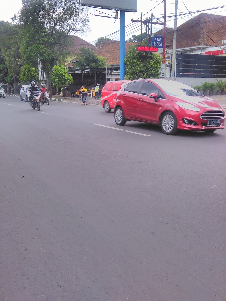 jl riau bdg lalin lcr. cuaca mendung,