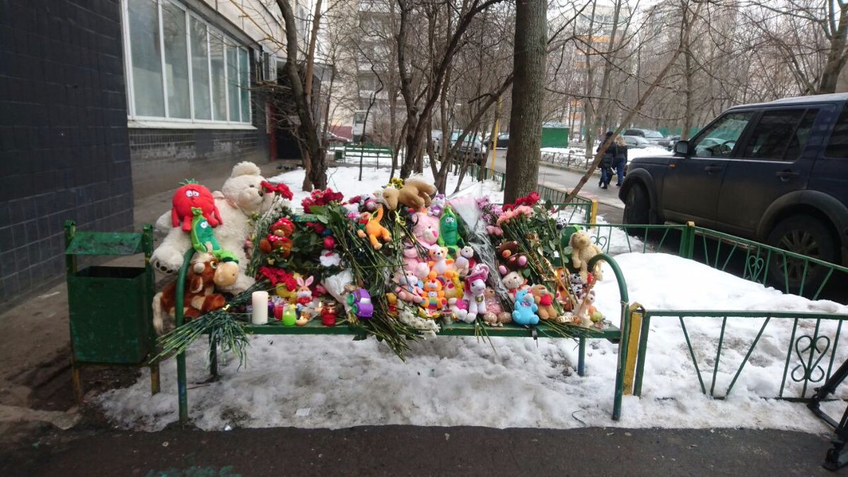 К дому, где проживала убитая девочка, несут цветы