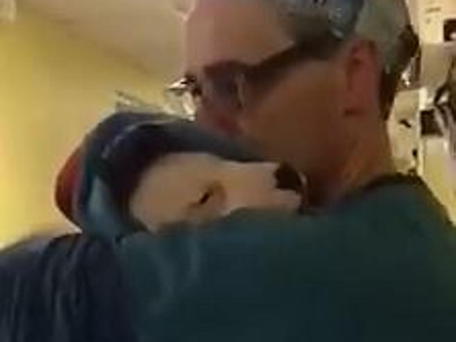 Le coccole del veterinario  al  cucciolo spaventato subito dopo l’intervento chirurgico goo.gl/u2WndL