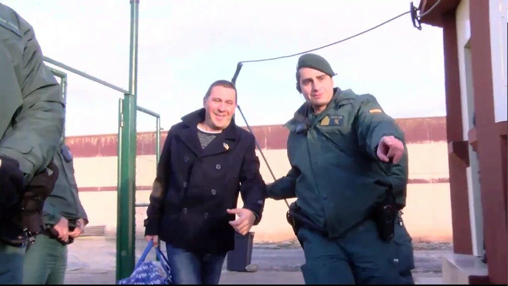 cupnacional's tweet photo. El presoner polític basc @ArnaldoOtegi abandona la presó de Logronyo 😊✊ #FreeOtegi #FreeThemAll https://t.co/byAhv0Doii