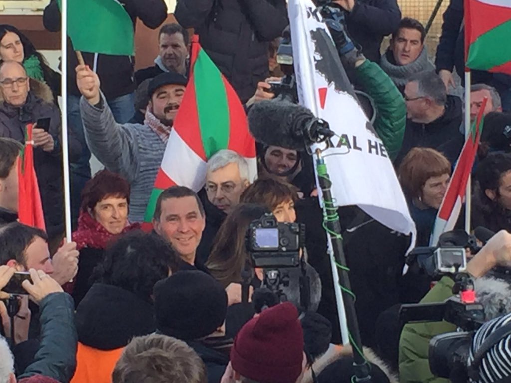 LABsindikatua's tweet photo. Ongi etorri @ArnaldoOtegi #presoaketxera https://t.co/Hfe4MPqg6A