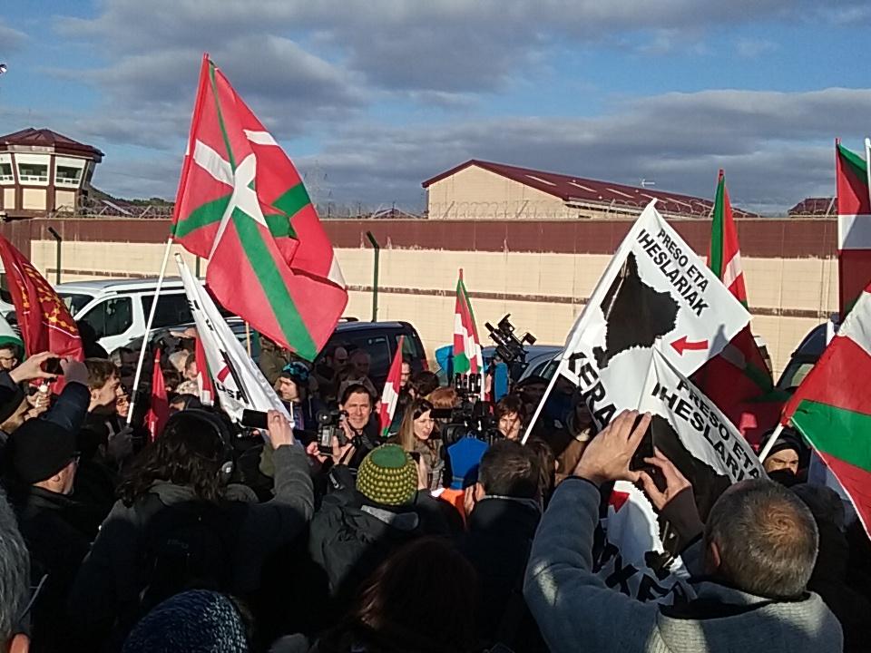 La_Directa's tweet photo. Arnaldo Otegi surt de la presó de Logronyo després de 6 anys i mig. #freeotegi #OtegiFree https://t.co/IZGlXkpZQd
