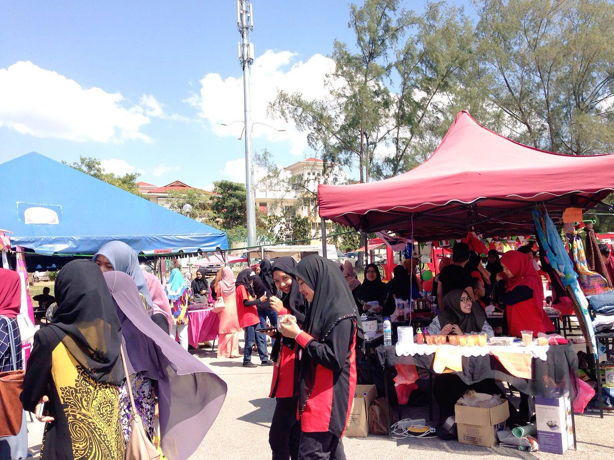 komedlendu's tweet photo. Wah ada pelbagai gerai yg menarik dkt kpp 2! MT KOMED pun singgah sekejap dkt #IMaDLIVE16 https://t.co/oHlYDJaMcJ