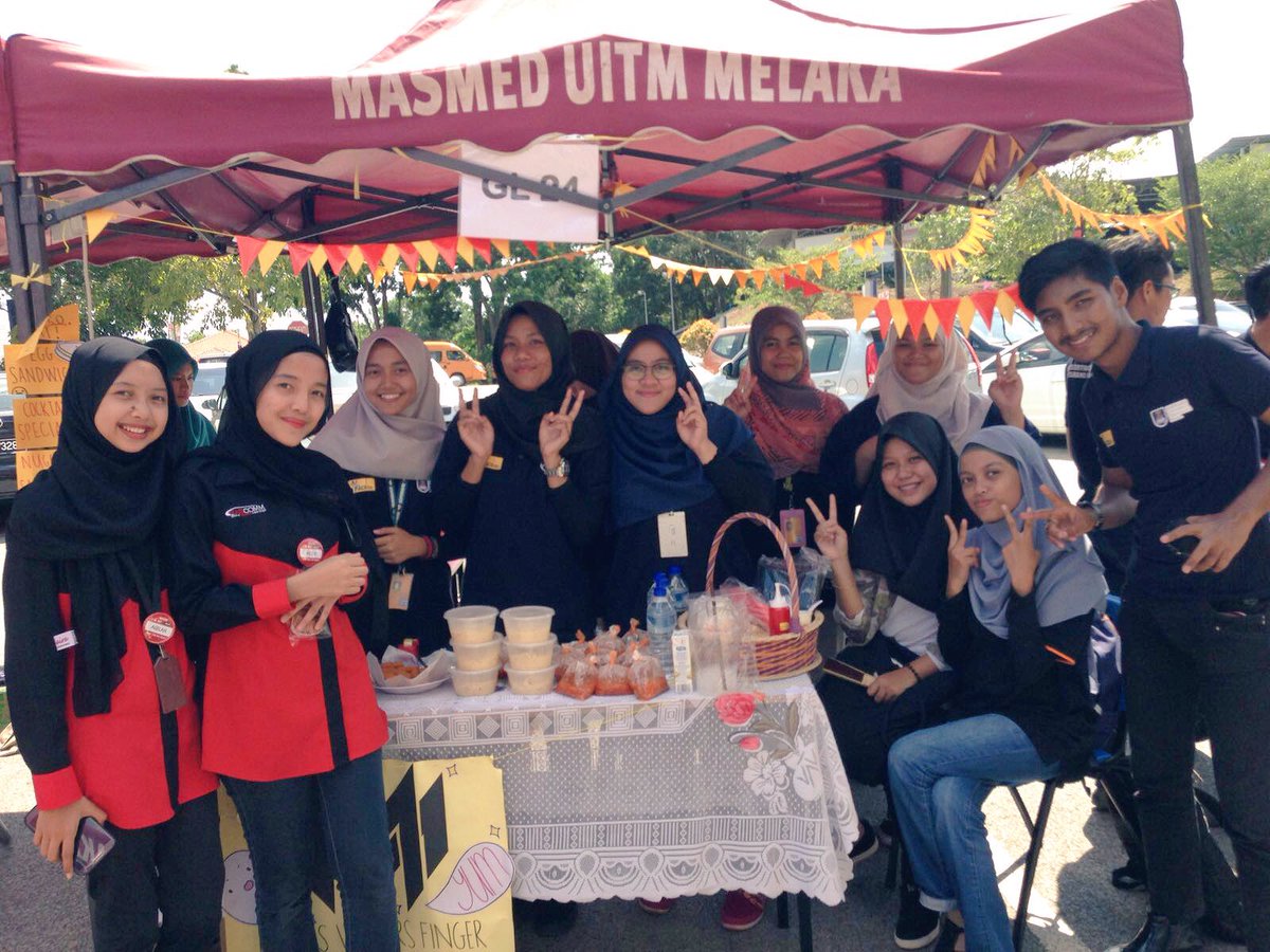 komedlendu's tweet photo. Wah ada pelbagai gerai yg menarik dkt kpp 2! MT KOMED pun singgah sekejap dkt #IMaDLIVE16 https://t.co/oHlYDJaMcJ